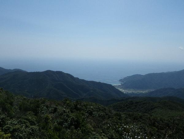 岸良湾を望む山頂からの展望。360度の展望が楽しめますよ。